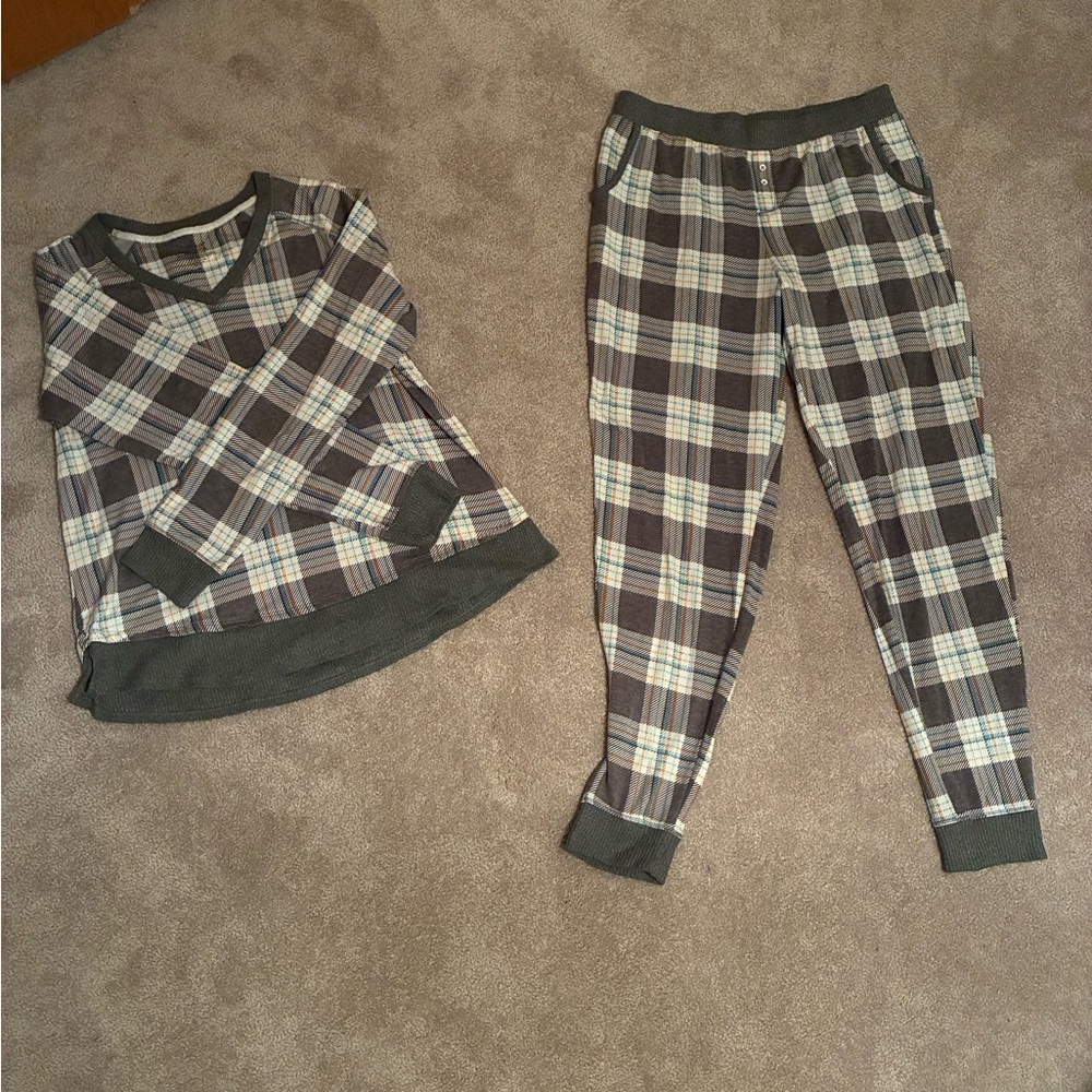Plaid Women’s Pajamas Set - Gray and White